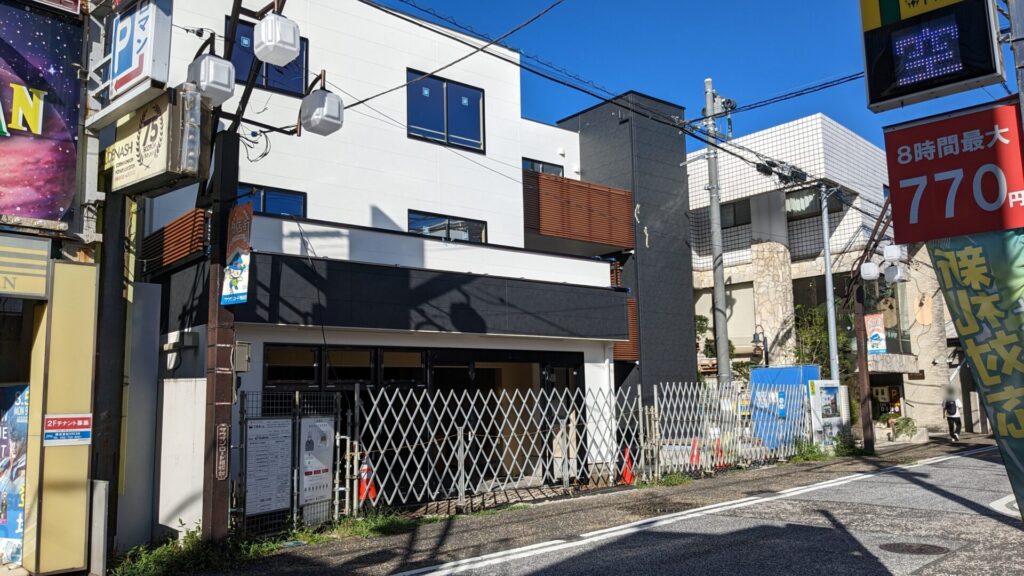 オダサガサウザンロード商店街内で建設中の「よろづや」さんビル。02