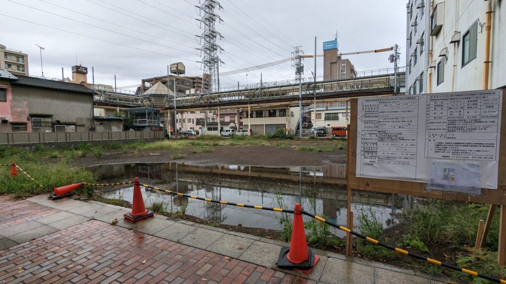 「グリーンバザール西門」跡地に建設予定看板が立っていました。03