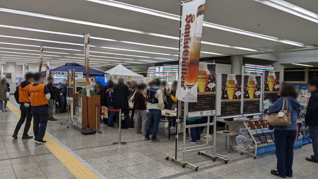 相模大野駅改札内でクラフトビールの飲み比べイベントが開催です。02