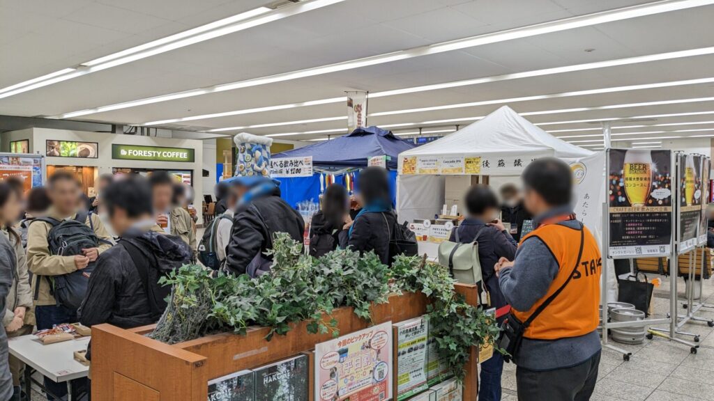 相模大野駅改札内でクラフトビールの飲み比べイベントが開催です。05