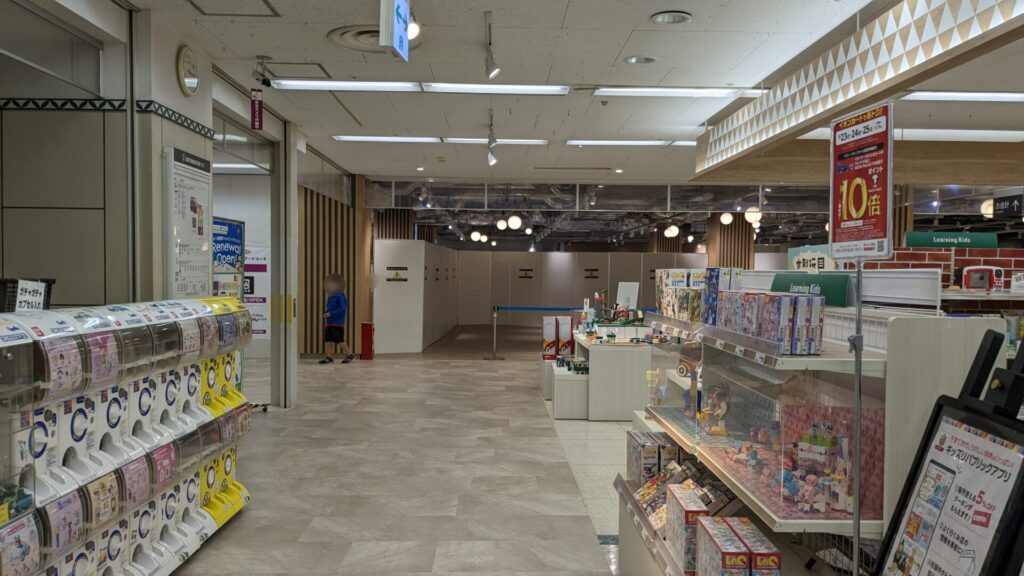 「イオン相模原ショッピングセンター」3階にて、フードコートの建設が進められています。03