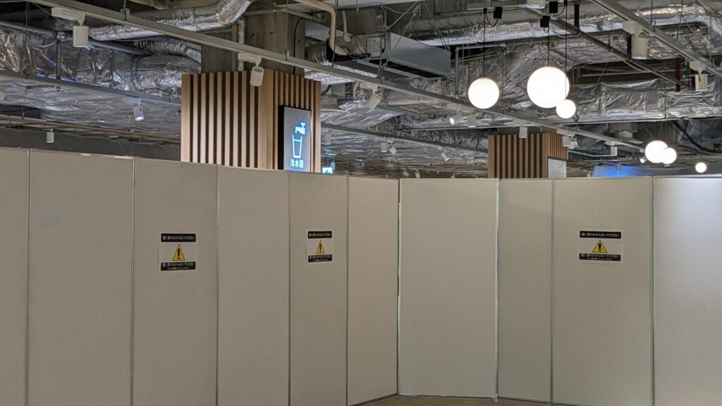 「イオン相模原ショッピングセンター」3階にて、フードコートの建設が進められています。06