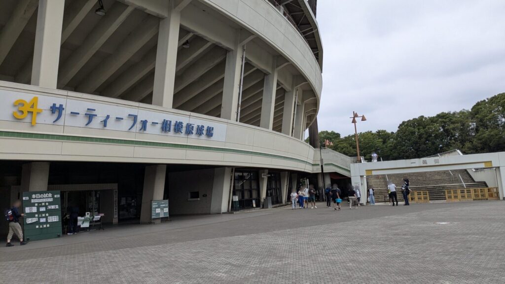 菅野智之選手のマンホール、「サーティーフォー相模原球場」前に設置されています。01