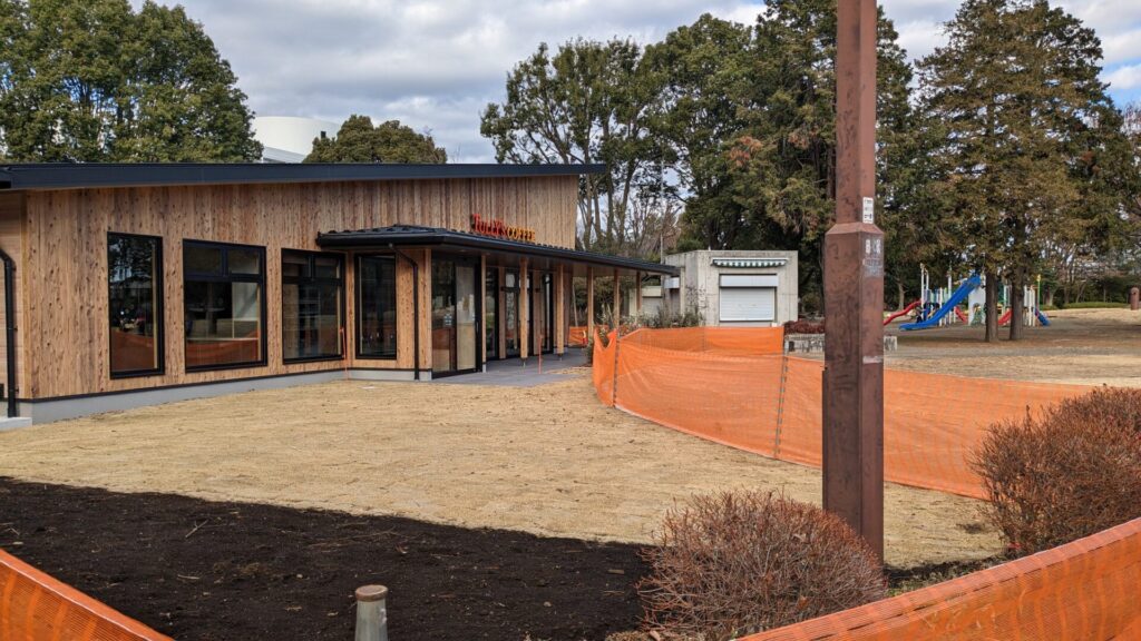 相模大野中央公園で建設中の「タリーズ」さん。看板がつきました&ロースター?01