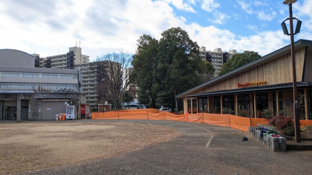 相模大野中央公園で建設中の「タリーズ」さん。看板がつきました&ロースター?02