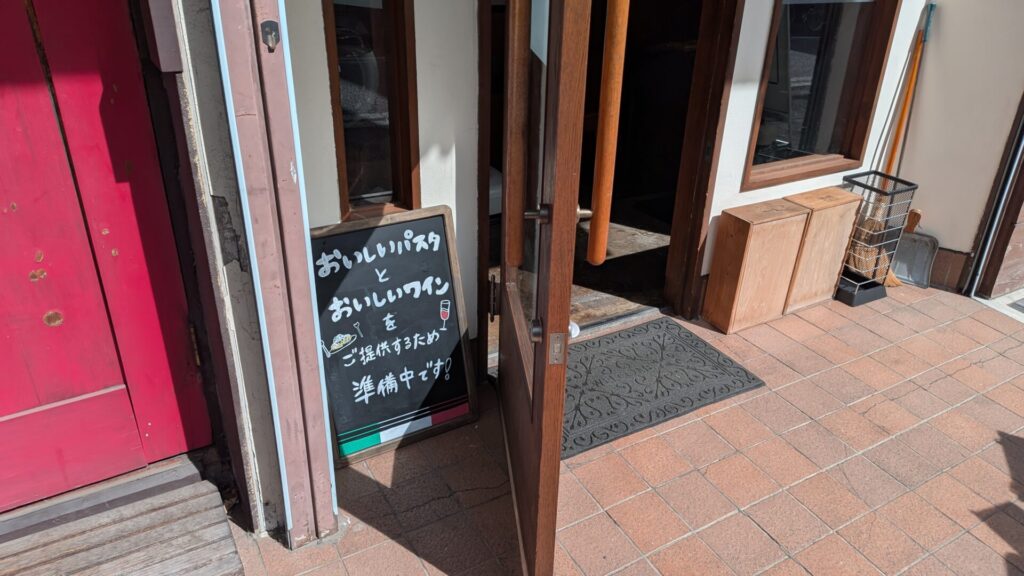 オダサガのサウザンロード商店街沿いに「WINE USHIYAMA」さんがOPEN予定です。03