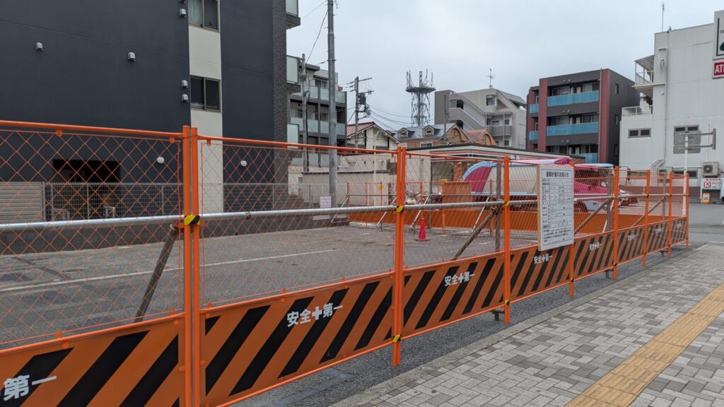 橋本に新しいビルの建設予定看板が出ていました。02